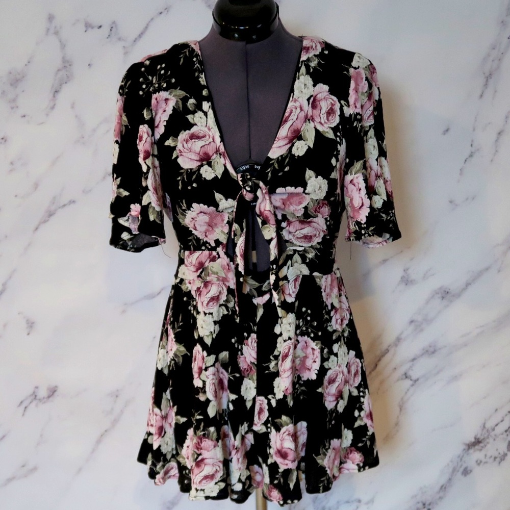 Floral Romper w front tie detail Sz L